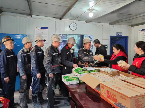 陜煤建設(shè)礦建三公司：當(dāng)“三八節(jié)”遇上“雷鋒日”，綻放最美志愿紅