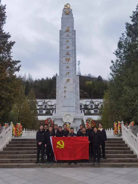 陜煤建設礦建二公司車村項目部黨支部開展“祭掃烈士陵園緬懷革命先烈”活動