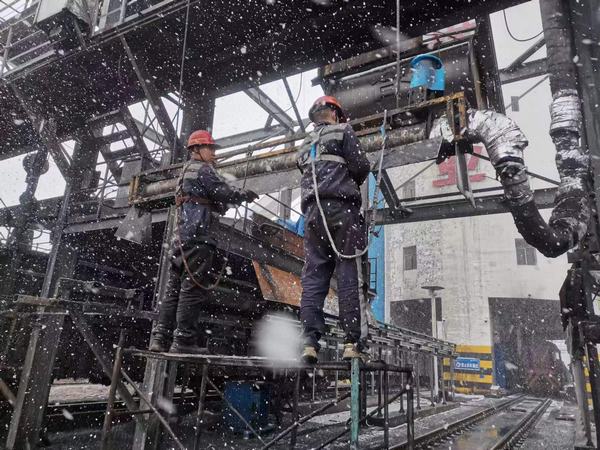 陜煤建設(shè)洗選煤運(yùn)營(yíng)公司檸條塔運(yùn)營(yíng)項(xiàng)目部：“斷崖式”降溫，工人“白頭”力保生產(chǎn)