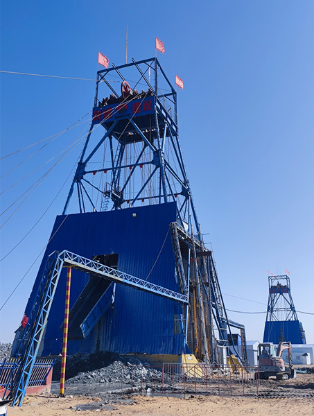 陜煤建設(shè)礦建三公司小保當(dāng)項(xiàng)目部進(jìn)、回風(fēng)立井井筒安全順利到底