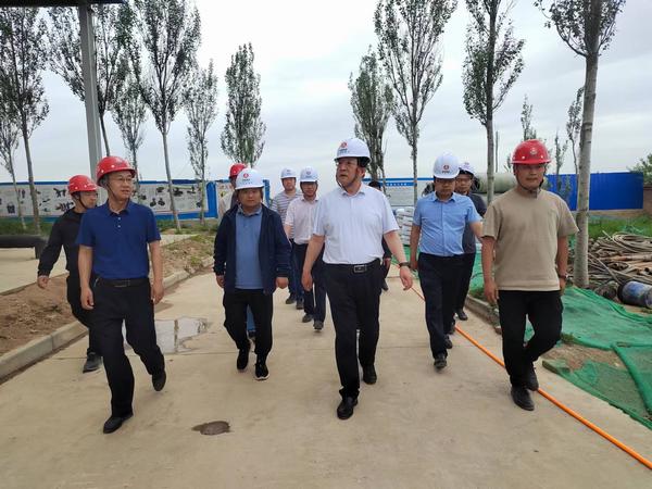 陜西彬長集團(tuán)有限公司董事長、黨委書記白永明一行蒞臨陜煤建設(shè)路橋分公司彬長項(xiàng)目部檢查