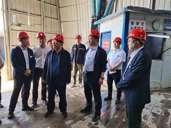 陜煤股份有限公司常務(wù)副總經(jīng)理李孝波、彬長礦業(yè)有限公司總經(jīng)理焦小年蒞臨陜煤建設(shè)礦建二公司第一項(xiàng)目部檢查指導(dǎo)工作