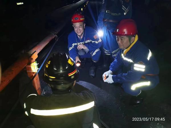 黃陵建莊礦業(yè)有限公司董事長雷貫亮深入陜煤建設(shè)礦建二公司建莊項(xiàng)目部檢查安全質(zhì)量標(biāo)準(zhǔn)化工作