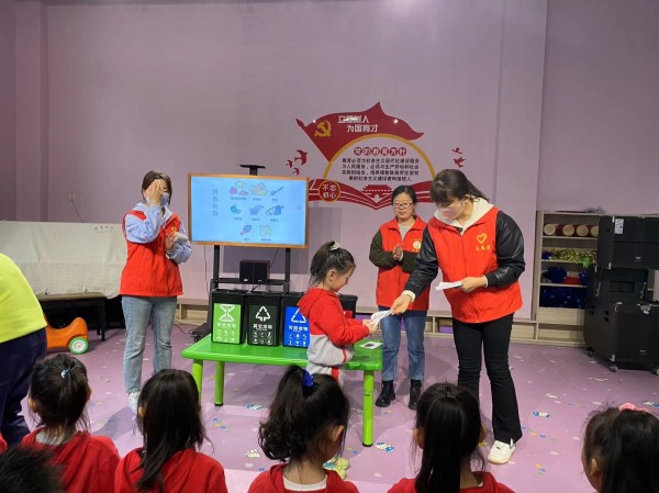 陜煤建設(shè)機電安裝公司垃圾分類進校園爭做環(huán)?！靶∵_人”