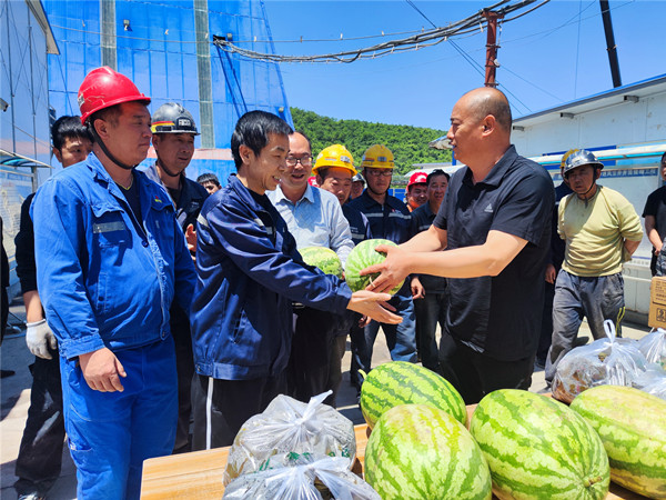 盛夏送清涼，致敬高溫下堅守的陜煤建設者