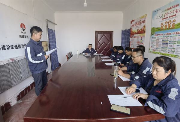 陜煤建設(shè)洗選煤運營公司第七項目部：拒三違遵章保安全，寄思念家書報平安