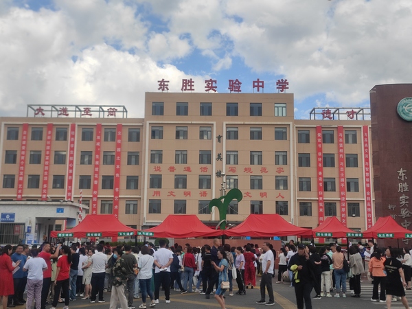 陜煤建設(shè)銅煤公司第五項目部開展“助力中考，愛心送水”志愿服務(wù)活動