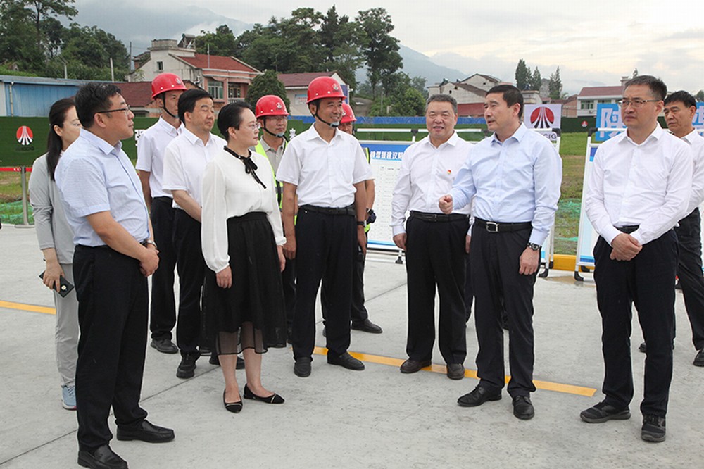 陜煤集團(tuán)黨委書記、董事長(zhǎng)張文琪視察建設(shè)集團(tuán)承建的漢陰縣實(shí)驗(yàn)中學(xué)項(xiàng)目