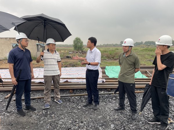 西安鐵路監(jiān)管局、陜西省交通廳檢查組一行蒞臨靖神鐵路孟紅聯(lián)絡(luò)線王則灣大橋調(diào)研指導(dǎo)工作