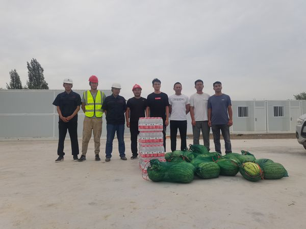 伊寧聯(lián)創(chuàng)集團(tuán)組織部長謝輝蒞臨伊犁州伊寧市煤炭儲(chǔ)運(yùn)中心基地建設(shè)項(xiàng)目開展“送清涼”慰問