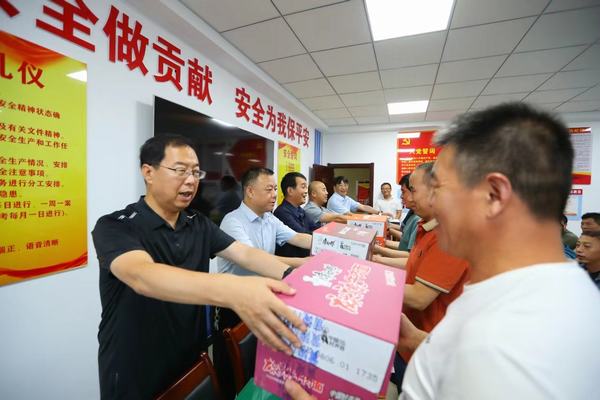 黃陵建莊礦業(yè)有限公司董事長雷貫亮蒞臨陜煤建設礦建二公司建莊項目部檢查慰問