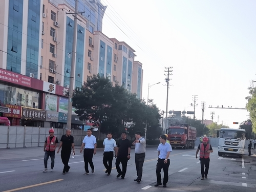 榆林市住建局黨組書記、局長紀磊一行蒞臨上郡北路道路綜合整治提升工程檢查指導工作