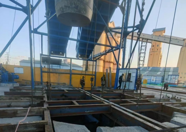 陜煤建設(shè)礦建三公司袁大灘礦二號(hào)回風(fēng)立井封口盤、吊盤安裝順利完成