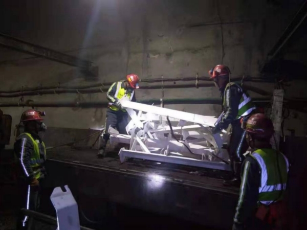 陜煤建設(shè)機(jī)電安裝公司小保當(dāng)二號(hào)煤礦132205膠運(yùn)順槽帶式輸送機(jī)順利完工