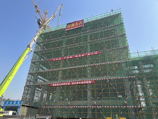 陜煤建設(shè)韓城分公司土建十三項目部承建的王峰煤礦培訓中心樓順利封頂