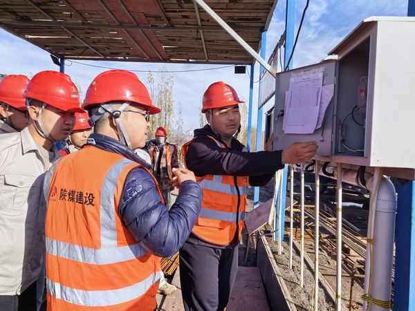 陜煤建設(shè)天工公司新疆第一項(xiàng)目部開(kāi)展“小問(wèn)題、大隱患、堵漏洞、保安全”活動(dòng)