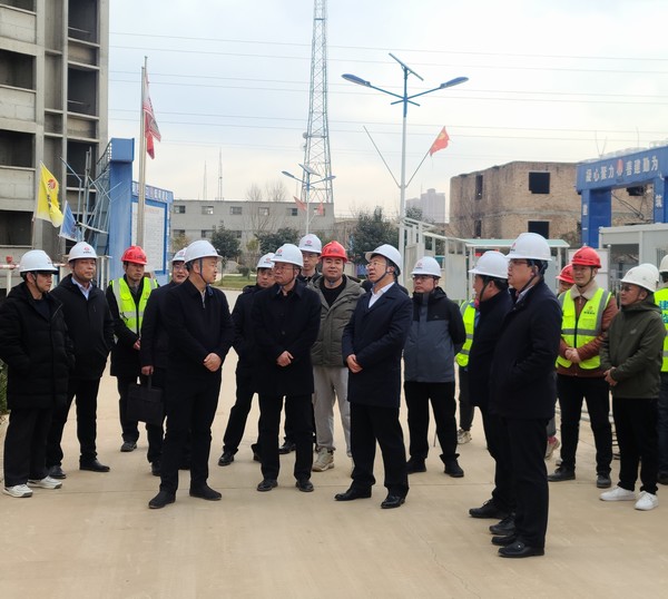 銅川礦業(yè)有限公司黨委書(shū)記、董事長(zhǎng)路根奎一行蒞臨陜煤建設(shè)銅煤公司承建的銅煤三號(hào)居住區(qū)檢查指導(dǎo)工作