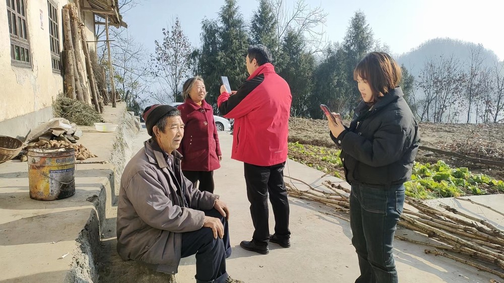 陜煤建設(shè)駐村工作隊開展養(yǎng)老待遇領(lǐng)取資格認證志愿服務(wù)