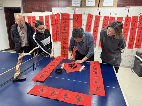 陜煤建設(shè)礦建二公司開(kāi)展“翰墨飄香 迎新春 寫(xiě)春聯(lián) 送祝福”活動(dòng)