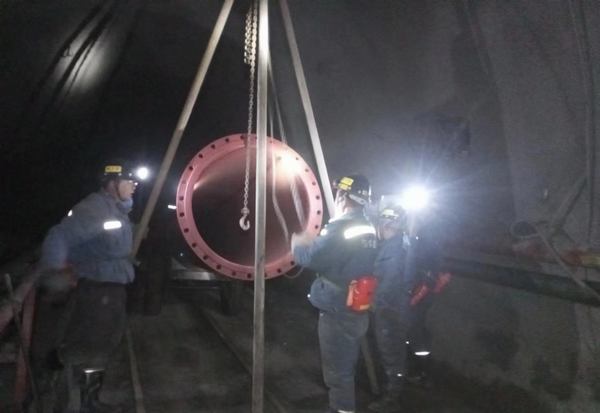 陜煤建設(shè)礦建二公司安裝項目部 :“鏖戰(zhàn)”王峰煤礦井下萬米管路安裝