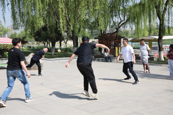 陜煤建設路橋分公司舉辦“迎五一、鼓干勁、促團結(jié)”懷舊嘉年華趣味活動