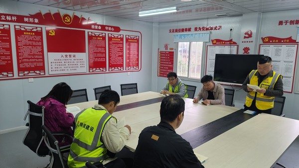 陜煤建設銅煤公司第一項目部組織“讀經(jīng)典，傳遞青春能量”青年職工主題活動