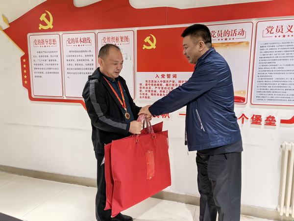 陜煤建設(shè)礦建二公司開(kāi)展“走訪(fǎng)慰問(wèn)勞模 弘揚(yáng)榜樣力量”慰問(wèn)勞?；顒?dòng)