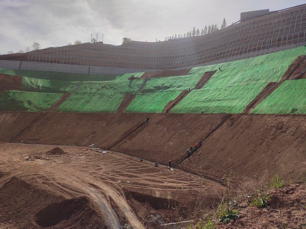 陜煤建設(shè)路橋分公司文家坡礦風(fēng)井場地山體滑坡災(zāi)害治理工程格構(gòu)梁施工圓滿完成
