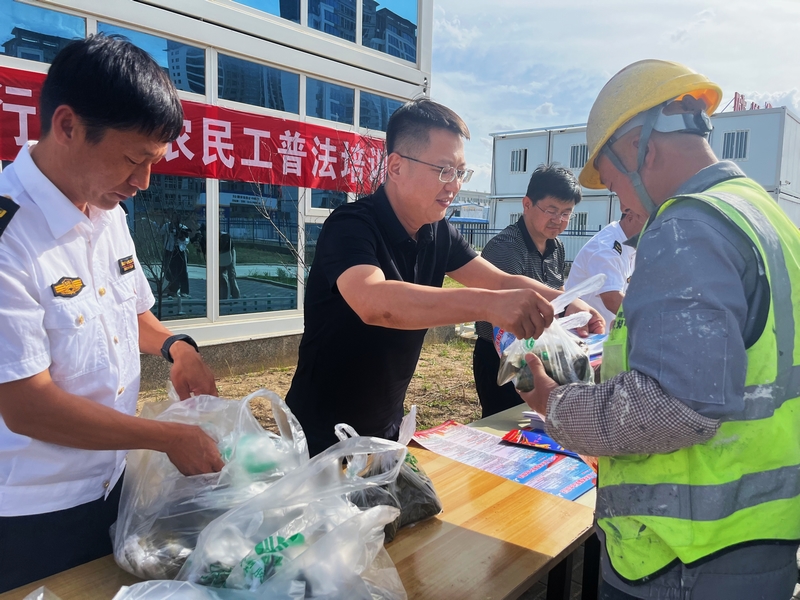 陜煤建設(shè)榆林公司第六項(xiàng)目部：端午送關(guān)懷 普法助維權(quán)