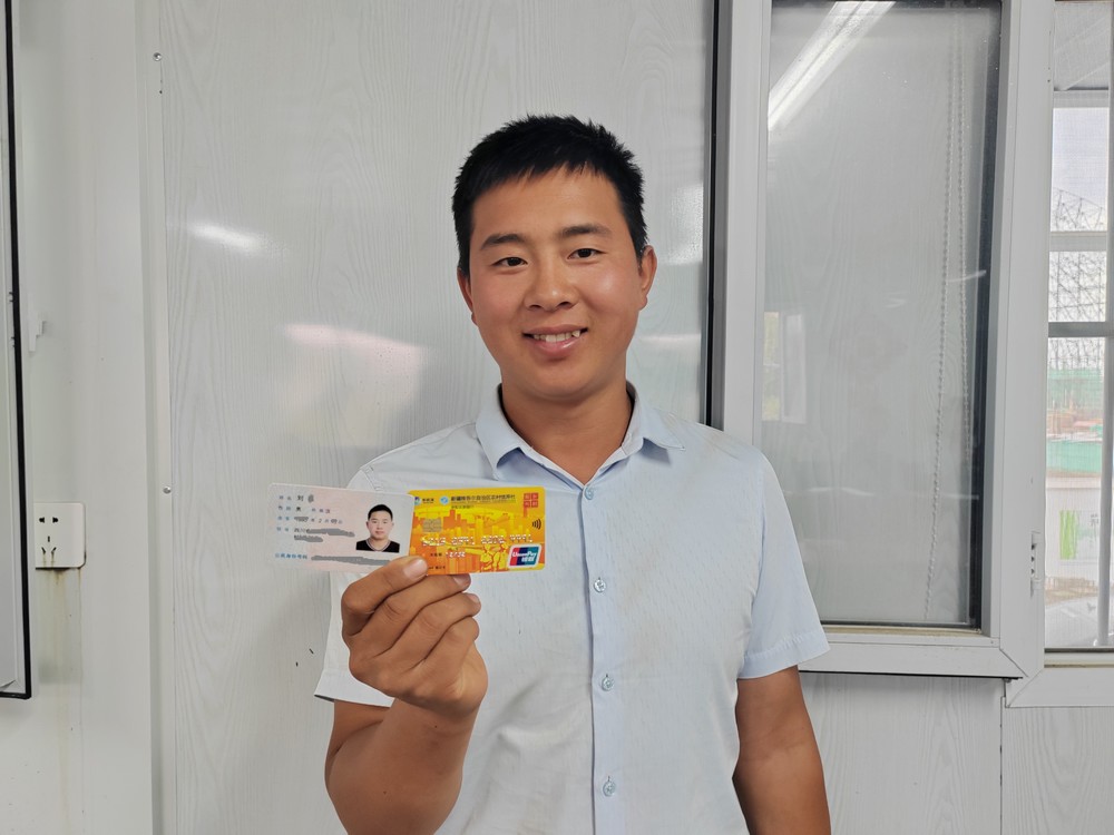 陜煤建設(shè)天工公司新疆第一項目部為農(nóng)民工實名辦卡 讓農(nóng)民工“薪”有所屬