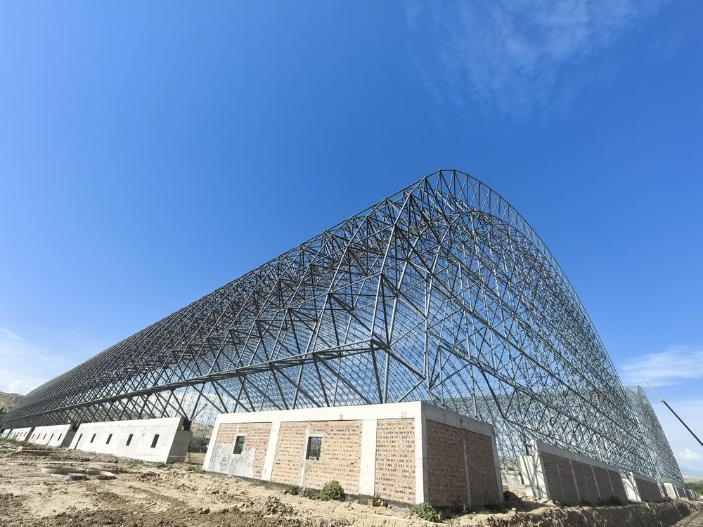 陜煤建設(shè)天工公司承建的伊寧市煤炭儲運中心基地建設(shè)項目1#、2#儲煤棚順利合攏