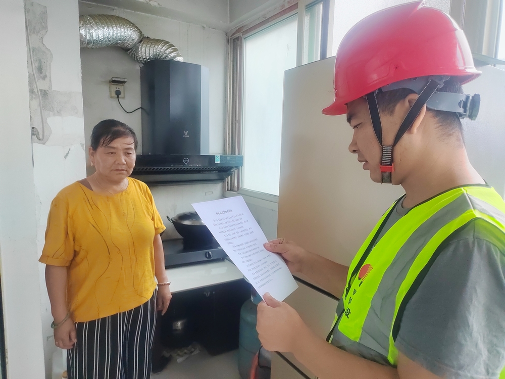 陜煤建設(shè)路橋分公司彬長(zhǎng)項(xiàng)目部開(kāi)展“工地安全知識(shí)普及進(jìn)社區(qū)”志愿活動(dòng)