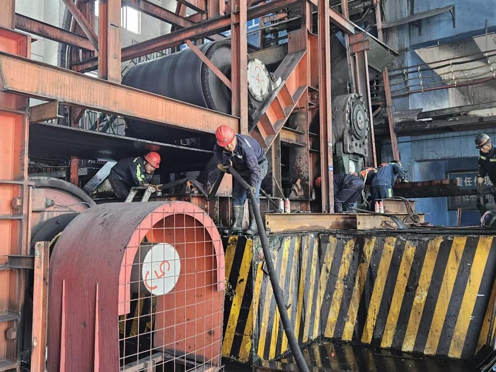 陜煤建設(shè)機電安裝公司神府項目部提前8小時完成驅(qū)動裝置滾筒及機架更換檢修任務(wù)