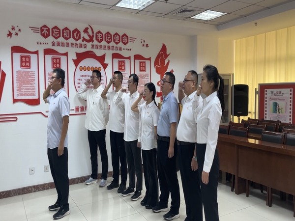 陜煤建設(shè)煤礦運營服務分公司機關(guān)黨支部：開展“重溫誓詞  銘記初心”主題黨日活動