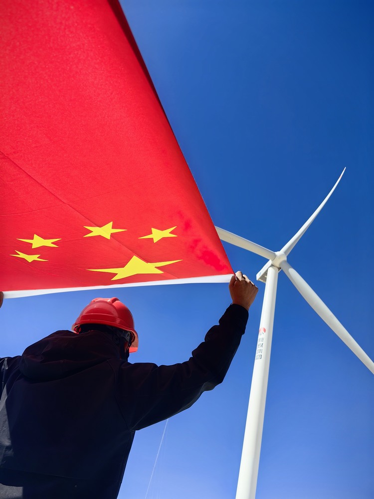 陜煤建設(shè)者與國旗合影，共筑強(qiáng)國夢(mèng)