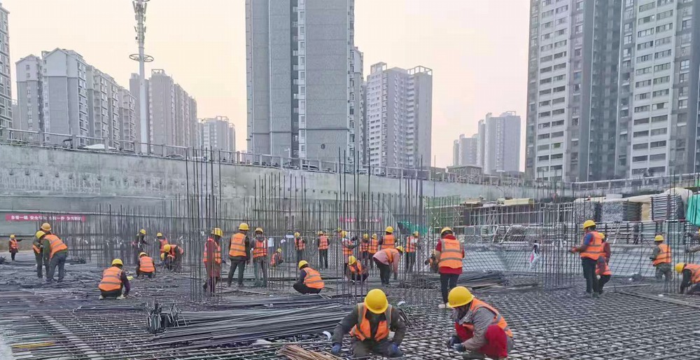 陜煤建設(shè)新龍城直屬項(xiàng)目部：國慶假日不打烊，熱火朝天忙生產(chǎn)