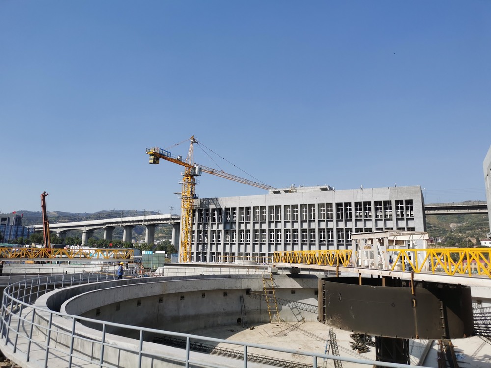 十月的磚瓦，建設(shè)的詩行