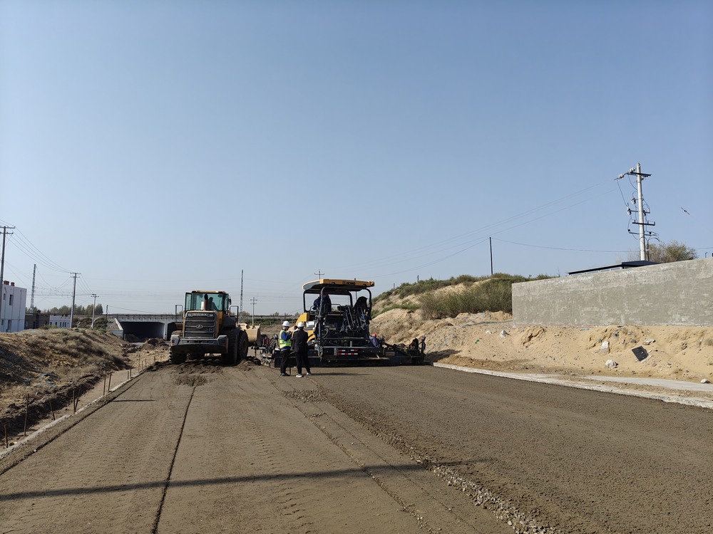 陜煤建設(shè)路橋分公司物流園區(qū)二號(hào)進(jìn)場(chǎng)道路大干快上，吹響項(xiàng)目建設(shè)“沖鋒號(hào)”