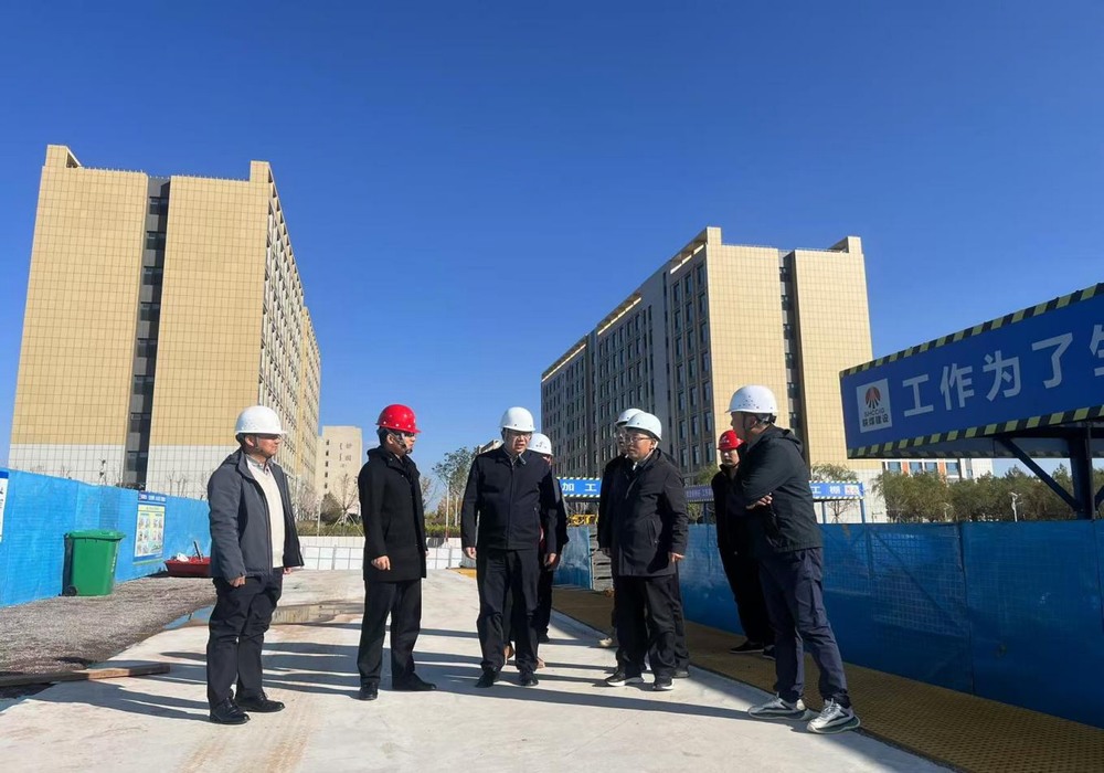 鄂爾多斯市代建中心及應用技術學院校方對鄂爾多斯市應用技術學院項目進行調(diào)研