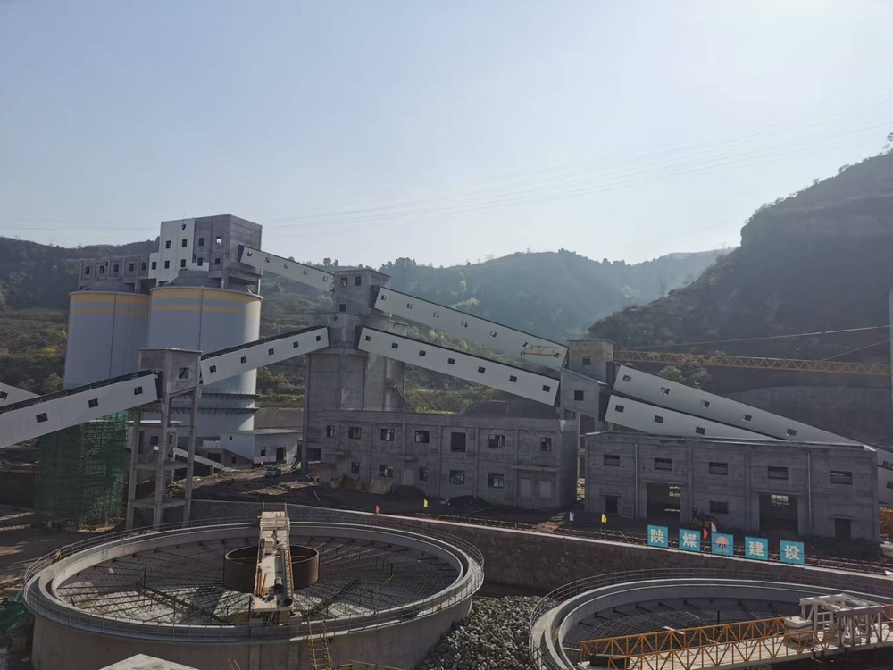 陜煤建設韓城分公司土建十一項目部：多項超規(guī)模危大工程鋼桁架一次性吊裝成功