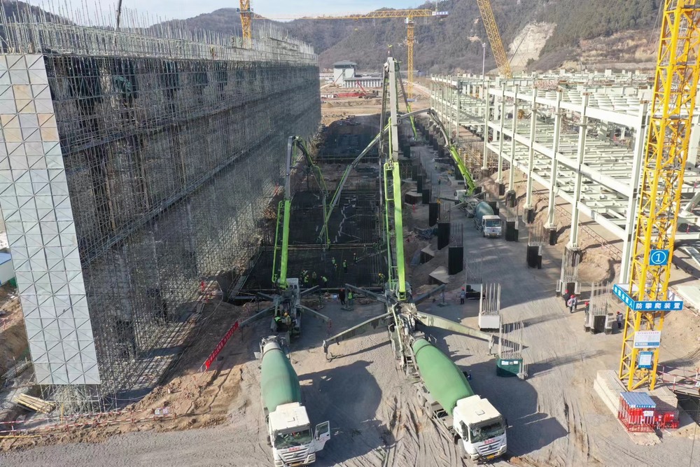 陜煤建設(shè)黃陵電廠項(xiàng)目部：三臺(tái)汽車(chē)泵，25小時(shí)，2830立方米混凝土順利完成澆筑
