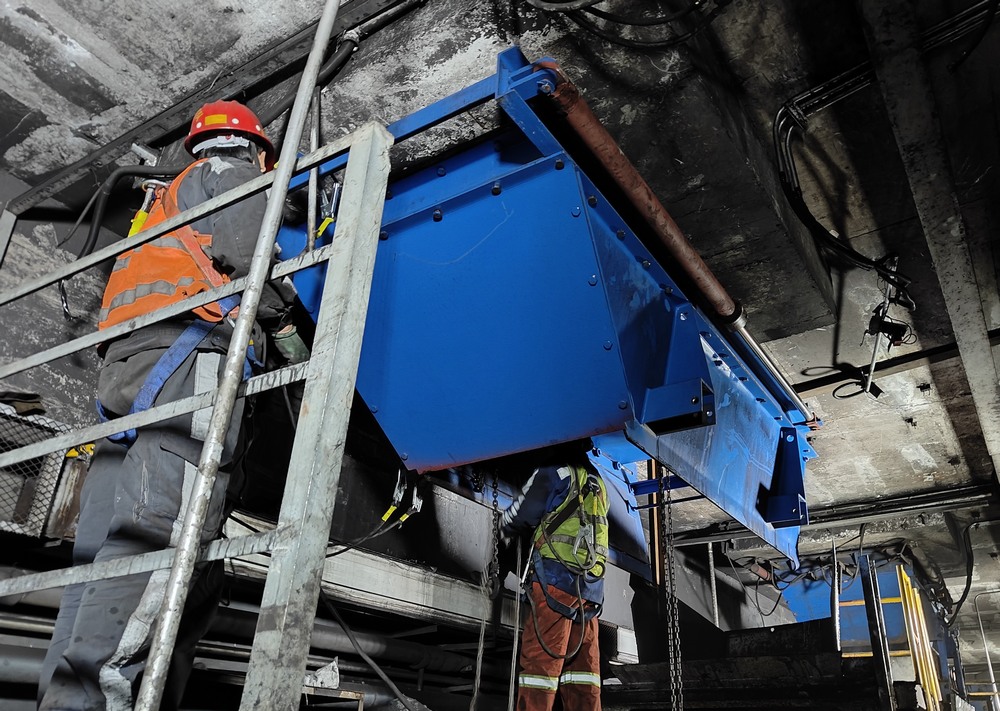 陜煤建設(shè)洗選煤運(yùn)營分公司第二項(xiàng)目部：落煤塔暗道給煤機(jī)更換工程順利竣工，助力煤礦高效生產(chǎn)