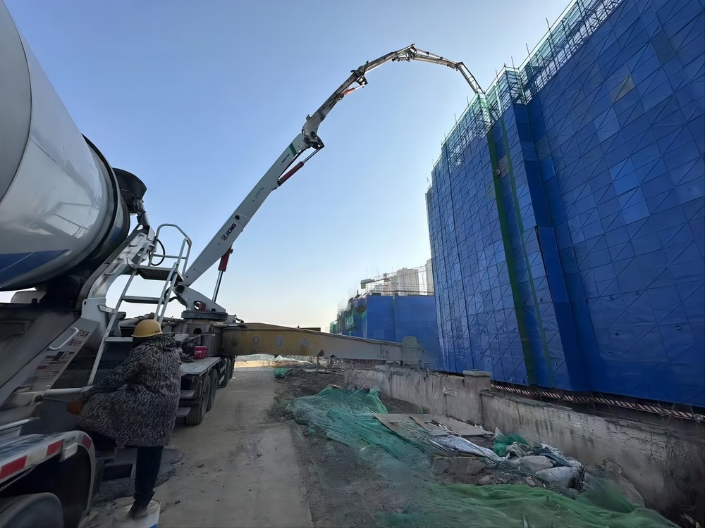 陜煤建設(shè)天工公司承建的大秦·山水逸境項(xiàng)目1#、2#樓工程主體結(jié)構(gòu)順利封頂