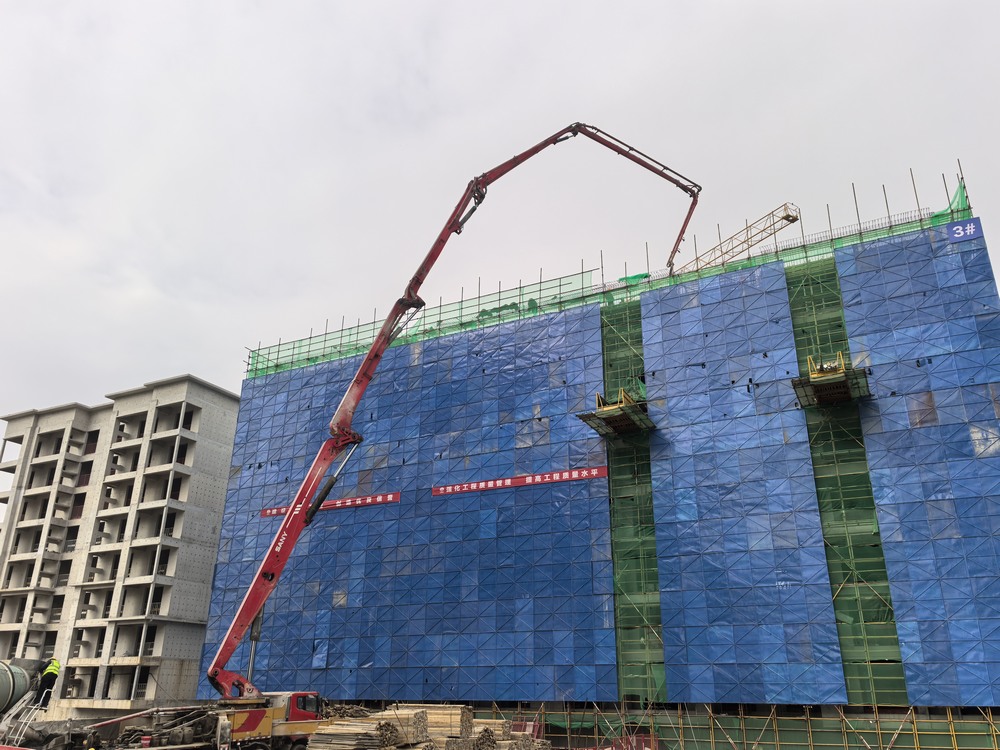 實力彰顯！陜煤建設(shè)天工公司承建的大秦·山水逸境項目全部工程主體結(jié)構(gòu)順利封頂