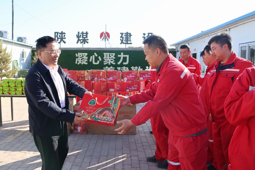 集團(tuán)領(lǐng)導(dǎo)“五一”期間深入一線(xiàn)開(kāi)展安全督導(dǎo)檢查并慰問(wèn)干部員工