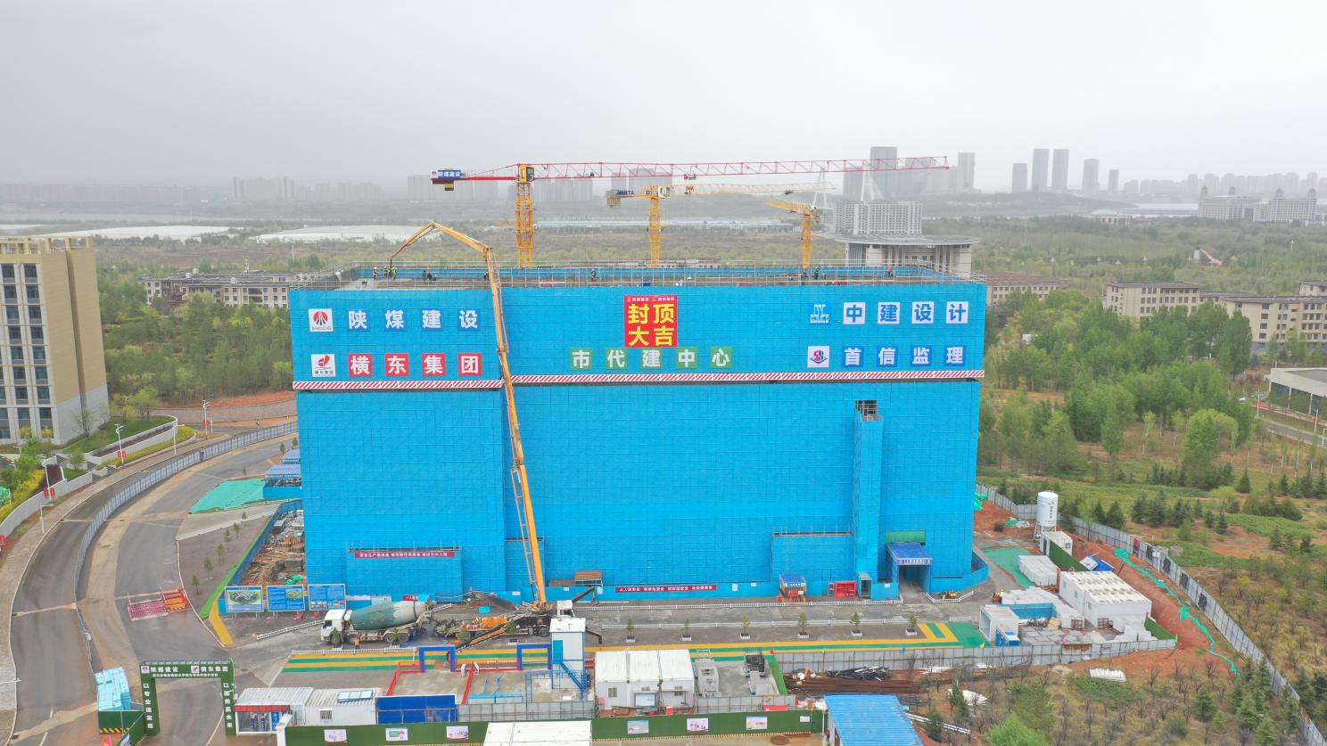 陜煤建設內(nèi)蒙古分公司：鄂爾多斯應用技術學院實驗樓主體結(jié)構(gòu)封頂，項目建設進入新階段