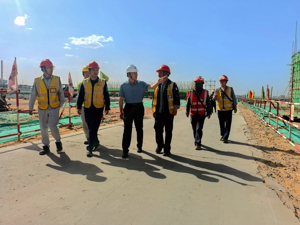 陜煤集團(tuán)基本建設(shè)管理部高級主任師黃社民深入陜煤建設(shè)銅煤公司承建的榆林化學(xué)二期項目檢查指導(dǎo)工作
