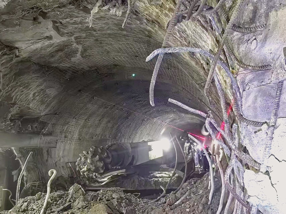 104米掘進(jìn)攻堅(jiān)！袁大灘煤礦2煤東翼帶式輸送機(jī)機(jī)頭硐室順利貫通