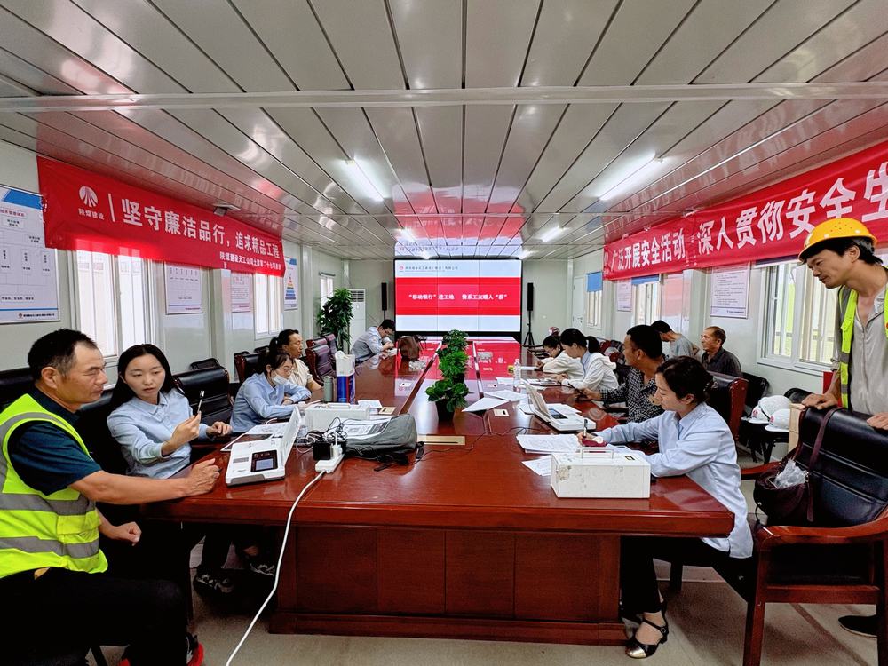 陜煤建設天工公司土建第二十七項目部聯(lián)合浦發(fā)銀行開展農(nóng)民工工資卡專項辦理活動