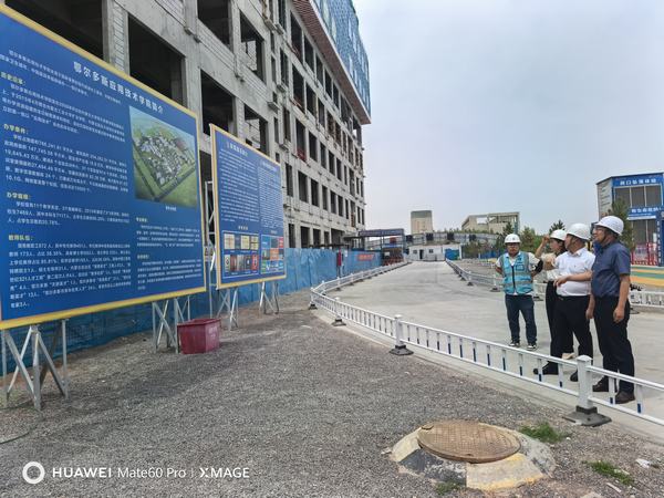 趙敬凱到內(nèi)蒙古分公司所承建的鄂爾多斯應用技術學院辦學條件提升項目檢查指導